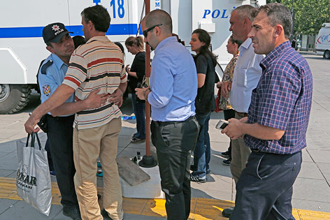 © APA/AP/Hussein Malla Sicherheitskontrolle in Ankara