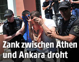 Türkische Putschisten werden von griechischen Beamten abgeführt
