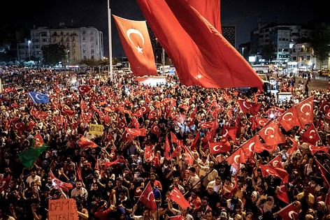 © APA/AFP/Halit Onur Sandal Pro-Erdogan-Demonstranten in Istanbul