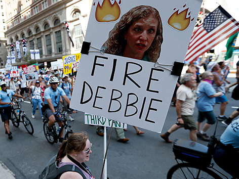 Anhänger von Bernie Sanders in Philadelphia fordern den Rücktritt von Debbie Wasserman Schultz