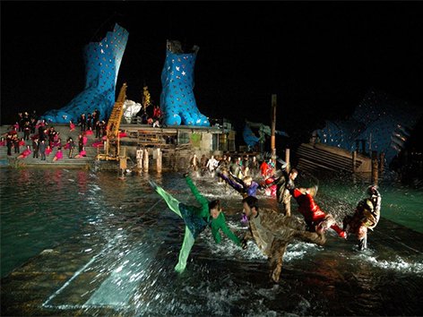 © Bregenzer Festspiele / Forster Künster tanzen im Wasser