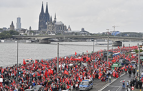 © APA/AP/Martin Meissner Anhänger des türkischen Staatspräsidenten Erdogan demonstrieren in Köln