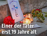 Kerzen und Blumen auf den Kirchenstufen von Saint-Etienne-du-Rouvray