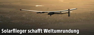 Das Flugzeug "Solar Impulse 2" über Spanien