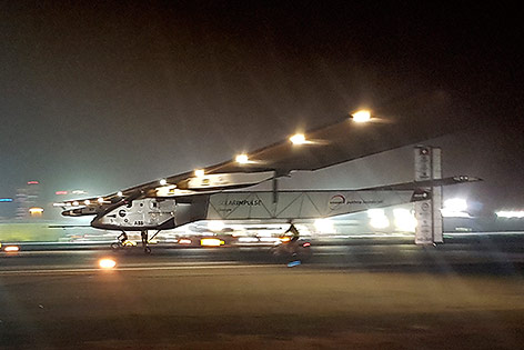 © APA/AP/Aya Batrawy Das Flugzeug "Solar Impulse 2" bei der Landung in Abu Dhabi