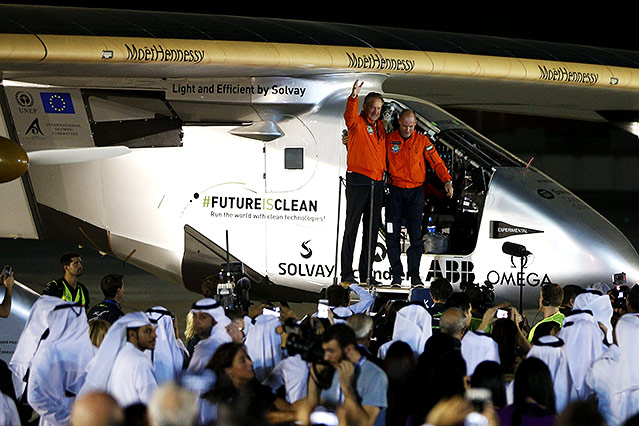 © APA/AFP/Karim Sahib
Die Piloten Bertrand Piccard und Andre Borschberg winken aus ihrem Flugzeug