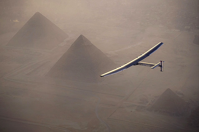 © APA/AFP/Solar Impulse 2/Jean Revillard/XGTY Das Flugzeug "Solar Impulse 2" über den Pyramiden von Gizeh
