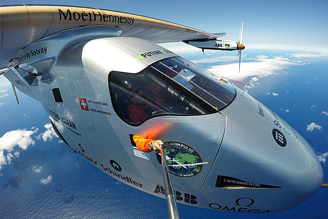 © APA/AP/Andrè Borschberg/Global Newsroom
André Borschberg macht ein "Selfie" aus der Luft im "Solar Impulse 2"