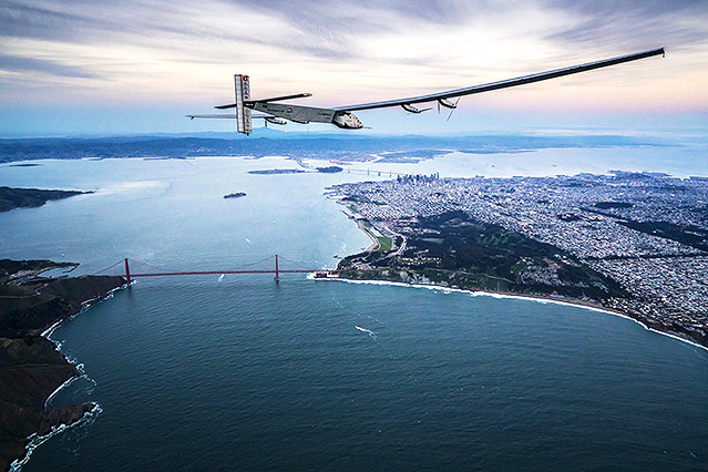 © APA/AFP/Solar Impulse 2/Jean Revillard/XGTY Das Flugzeug "Solar Impulse 2" über der Golden Gate Bridge in San Francisco