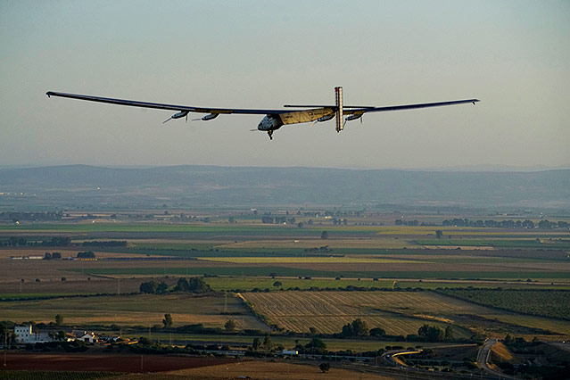 © APA/AP/Solar Impulse 2/Jean Revillard
Das Flugzeug "Solar Impulse 2" am Landeanflug in Sevilla