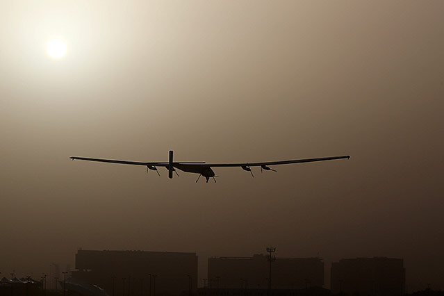 © APA/AFP/Marwan Naamani Das Flugzeug "Solar Impulse 2" kurz nach dem Start über Abu Dhabi