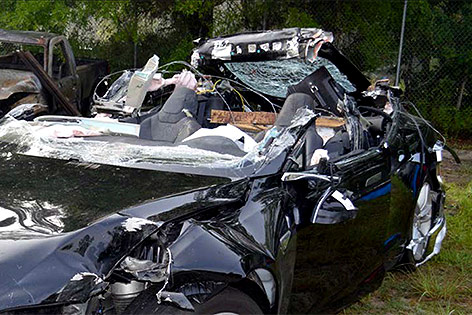© PA/AP/NTSB/Florida Highway Patrol Verunfallter Tesla Model S