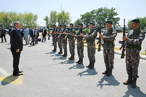 © APA/AFP/Kayhan Ozer Der türkische Präsident Recep Tayyip Erdogan mit Soldaten