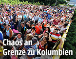 Menschen bei der Grenze von Kolumbien und Venezuela