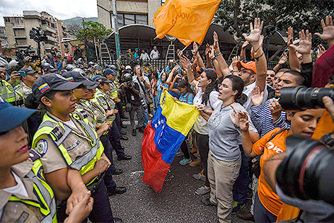 © APA/AFP/Juan Barreto Polizisten und Demonstranten in Caracas