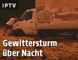 Mann schiebt Lastwagen aus dem Schlamm