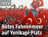 Erdogan-Anhänger schwenken türkische Fahnen