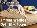 Brot wird aufgeschnitten