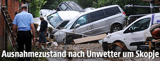 Angespülte Autowracks auf einer Straße