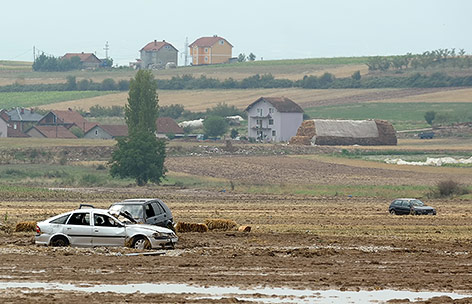 © APA/AP/Dragan Perkovski Angespülte Autos auf einem Feld