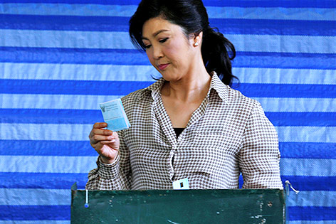 © Reuters/Chaiwat Subprasom Thailands Ex-Premierministerin Yingluck Shinawatra bei ihrer Stimmabgabe