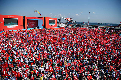© APA/AFP/Ozan Kose Fahnenmeer von Anhängern bei der Kundgebung des türkischen Präsidenten Recep Tayyip Erdogan in Istanbul
