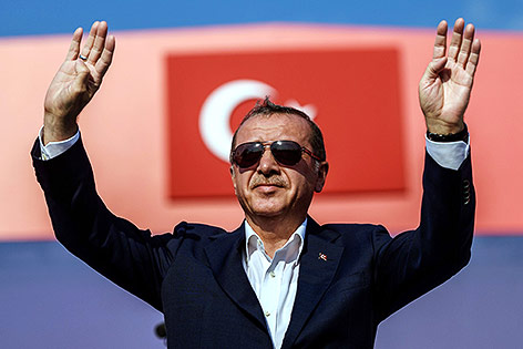 © APA/AFP/Ozan Kose Der türkische Präsident Recep Tayyip Erdogan mit Sonnebrille