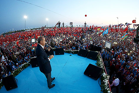 © APA/AFP Der türkische Präsident Recep Tayyip Erdogan hält eine Rede vor seinen Anhängern