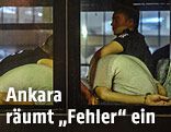 Türkische Polizisten führen mutmaßliche Putschisten in Handschellen im Bus ab