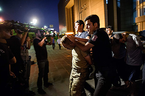 © APA/AFP/Ozan Kose Verhaftung eines mutmayßlichen Putschisten in der Türkei