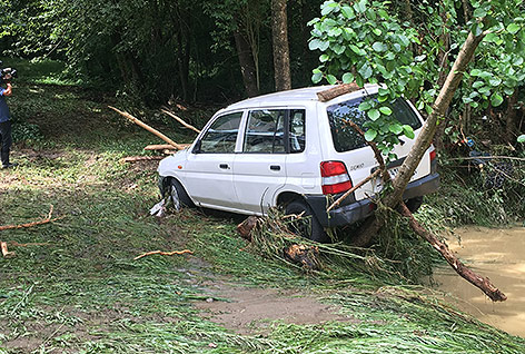© APA/Daniel Scharinger Ein von Fluten mitgerissenes Fahrzeug