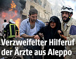 Eine Frau in Aleppo wird in Sicherheit gebracht
