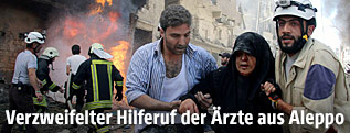 Eine Frau in Aleppo wird in Sicherheit gebracht