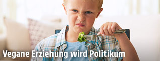 Kind ist mit Gemüse unzufrieden