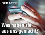 Frau hält ein Smartphone in der Hand