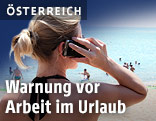 Telefonierende Frau am Strand