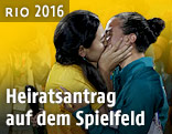 Rugby-Spielerin Isadora Cerullo (BRA) küsst ihre Freundin Marjorie nachdem sie einen Heiratsantrag auf dem Spielfeld bekommen hatte