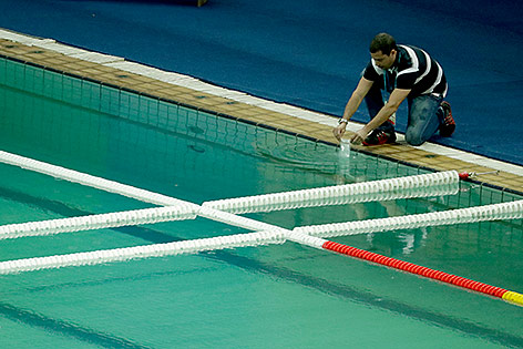 © AP/Matt Dunham Eine Wasserprobe wird dem Schwimmbecken entnommen