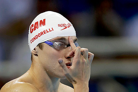 © AP/Michael Sohn Schwimmer Santo Condorelli (CAN) zeigt seinem Vater den Mittelfinger