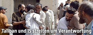 Trauernde Menschen am Ort des Anschlags in Quetta, Pakistan