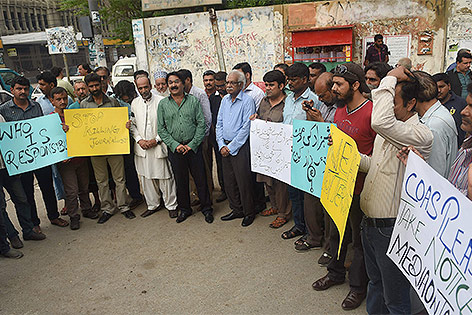 © APA/AFP/Rizwan Tabassum Journalisten demonstrieren gegen den Anschlag in Quetta, Pakistan