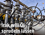 Arbeiter in einer Raffinerie im Südirak