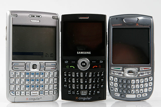 © AP/Mark Lennihan Nokia E62, Samsung BlackJack, Palm Treo 680
