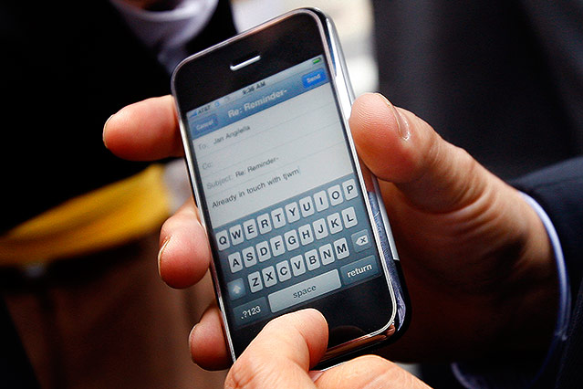 © Reuters/Mike Segar Apple iPhone, 2007