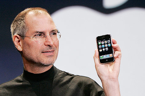 © AP/Paul Sakuma Steve Jobs mit iPhone, 2007
