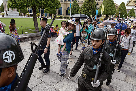 Thailänsiche Polizisten vor dem Großen Palast in Bangkok