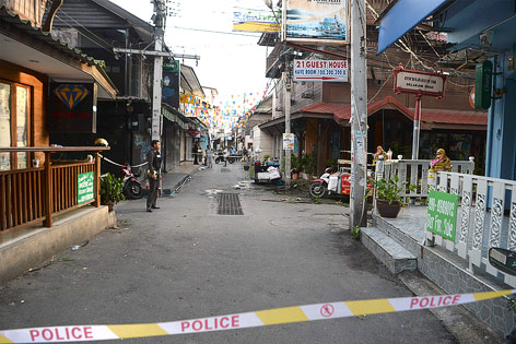 © APA/AFP/Munir Uz Zaman Ermittler am Tatort in Hua Hin