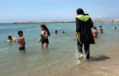 © AP Frau mit Burkini geht ins Meer baden