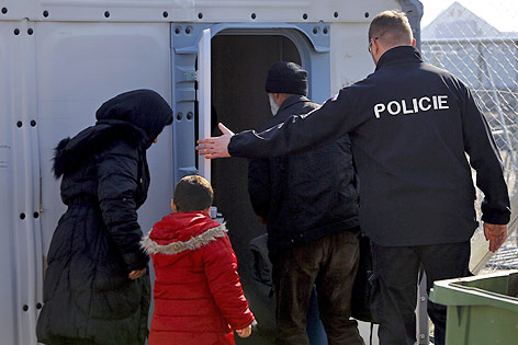 © Reuters/Ognen Teofilovski Tschechischer Polizist mit Flüchtlingen