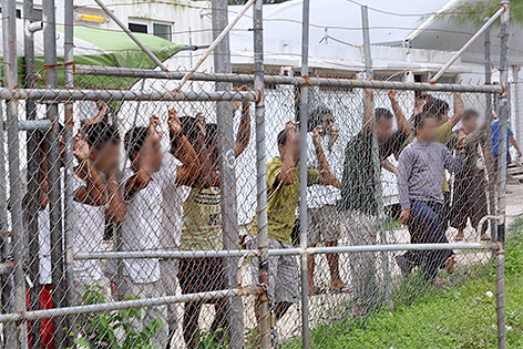 © Reuters/AAP/Eoin Blackwell Flüchtlinge stehen an einem Zaun im Flüchtlingslager in Manus